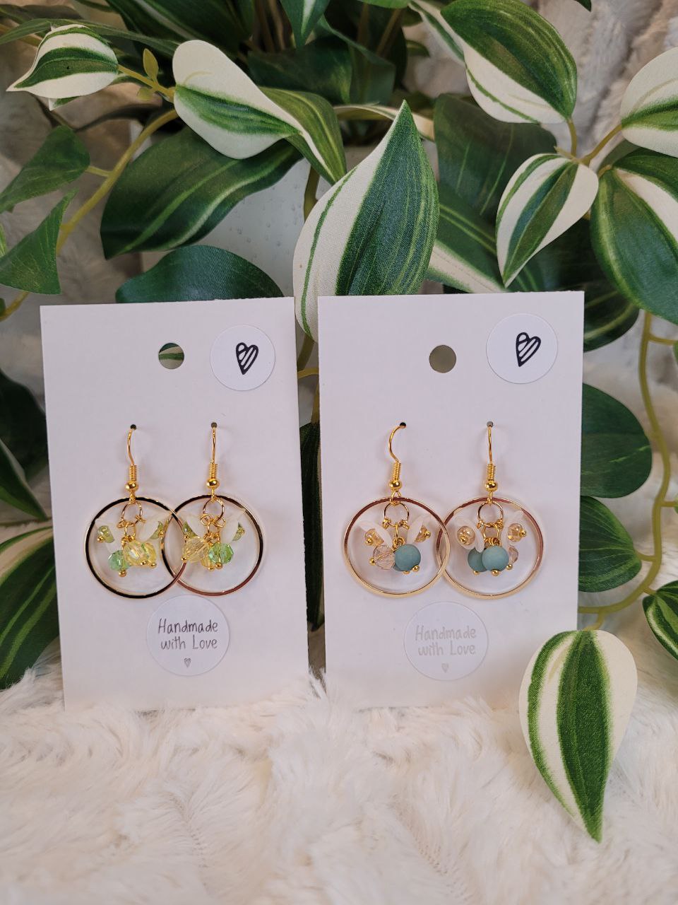 Valokuva Yhdessä Designin käsintehdyistä koruista.